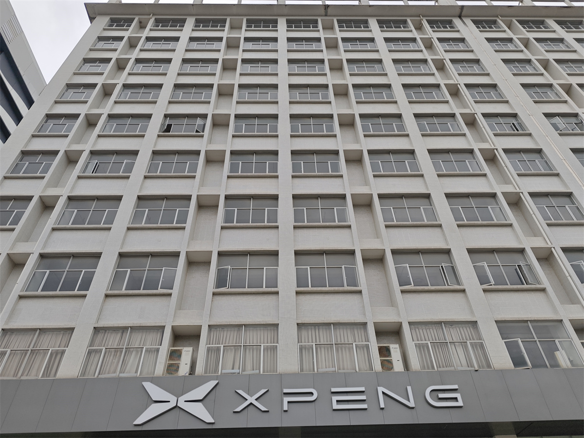 小鹏汽车中心装贴隔热膜